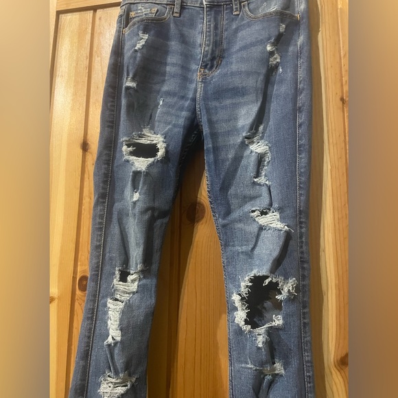Hollister Destroyed High Waisted Jeans - Picture 3 of 7
